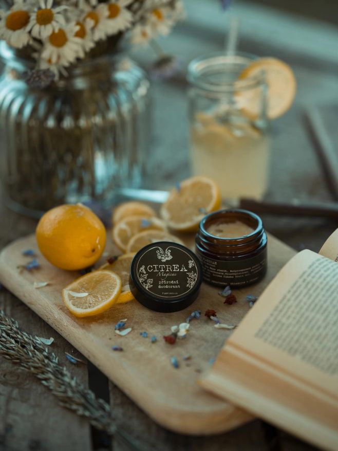 Teplé dny, sluníčko, šaty a klobouk na hlavu a k tomu CITREA MAGICAE, aby to bylo dokonalé! 🌞🍋 Citrea Magicae je přírodní...